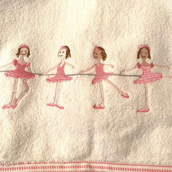 Akova Kids Ballet Bath & Face Towel Set With Photo/ Mirror Keychain - Picture 6 of 14